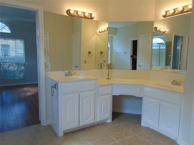 212 Crystal Lake Drive, Desoto, TX 75115