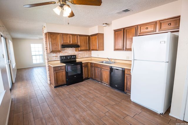648 FERN MEADOW DR, Universal City, TX 78148