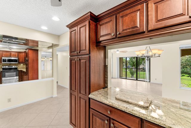 721 Sunny Pine Way B2, Greenacres, FL 33415