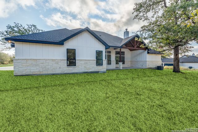 113 Pioneer Trail, Adkins, TX 78101