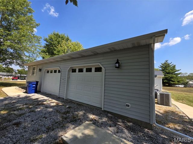 35 Hickory Street, Nashville, IL 62263