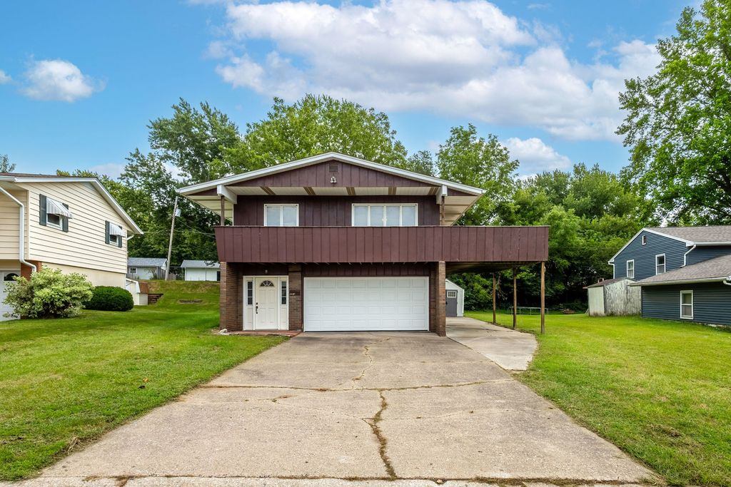 621 11th Street, Silvis, IL 61282