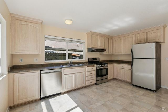 1553 Holly Ave, Rohnert Park, CA 94928