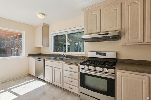 1553 Holly Ave, Rohnert Park, CA 94928