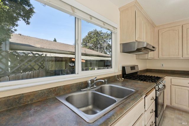 1553 Holly Ave, Rohnert Park, CA 94928