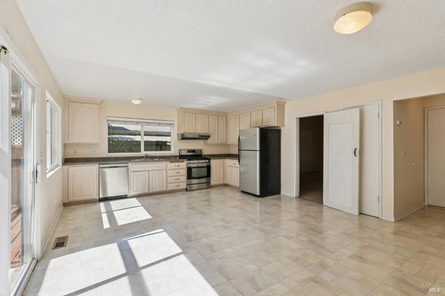 1553 Holly Ave, Rohnert Park, CA 94928