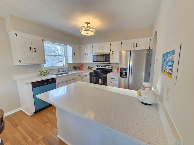 4174 Oakcrest Drive, Vadnais Heights, MN 55127