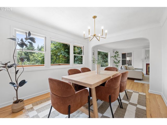 2779 Sw SHERWOOD Dr, Portland, OR 97201
