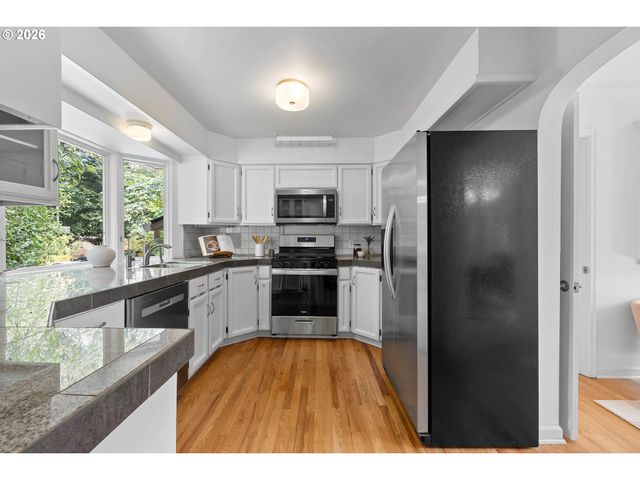 2779 Sw SHERWOOD Dr, Portland, OR 97201