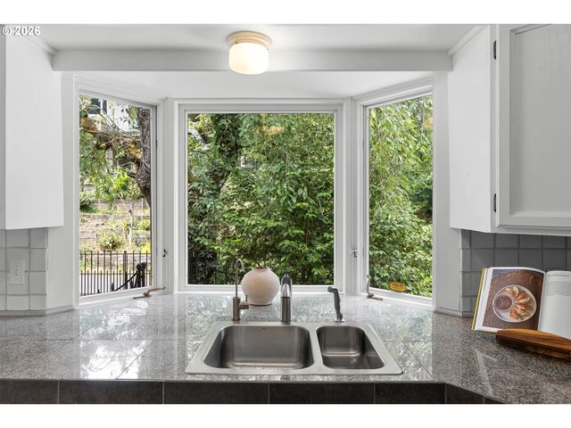 2779 Sw SHERWOOD Dr, Portland, OR 97201