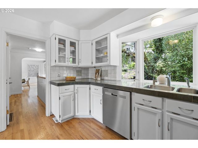 2779 Sw SHERWOOD Dr, Portland, OR 97201