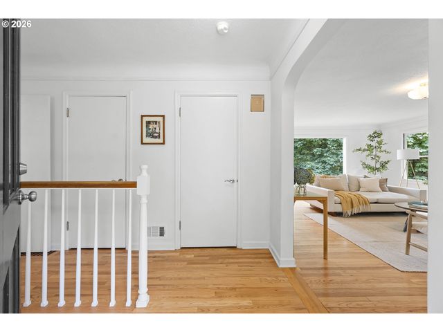 2779 Sw SHERWOOD Dr, Portland, OR 97201