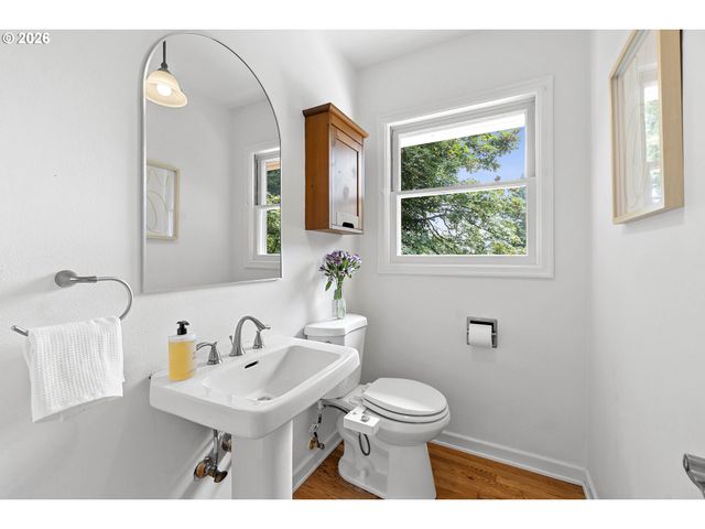 2779 Sw SHERWOOD Dr, Portland, OR 97201