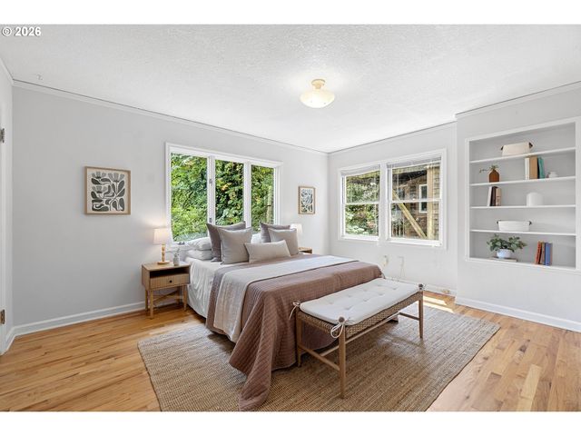 2779 Sw SHERWOOD Dr, Portland, OR 97201