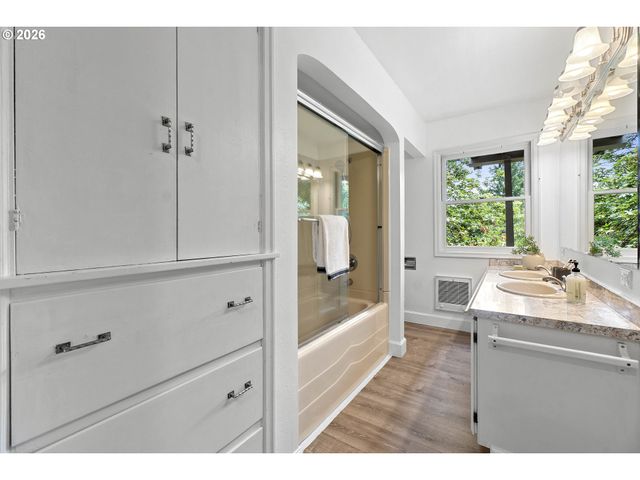 2779 Sw SHERWOOD Dr, Portland, OR 97201