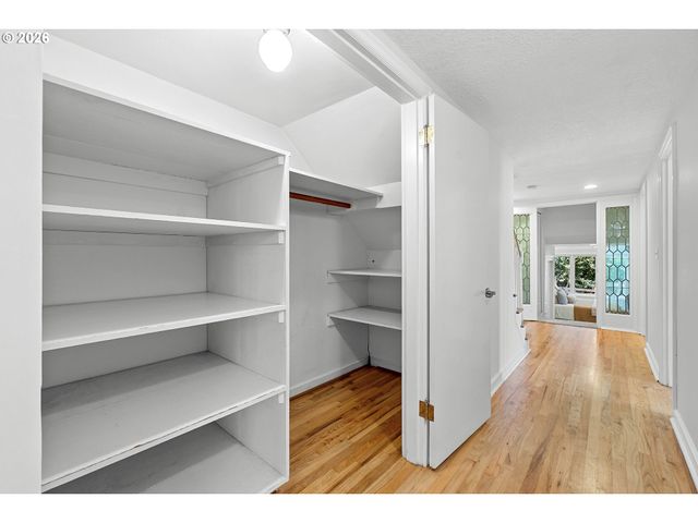 2779 Sw SHERWOOD Dr, Portland, OR 97201