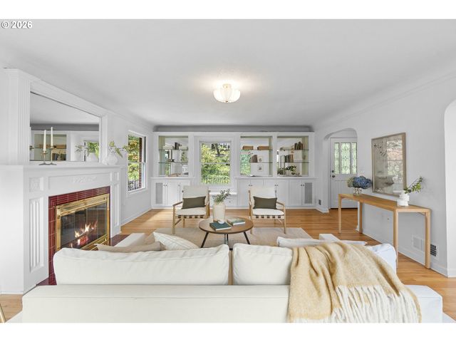 2779 Sw SHERWOOD Dr, Portland, OR 97201