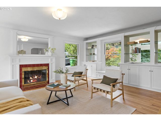 2779 Sw SHERWOOD Dr, Portland, OR 97201