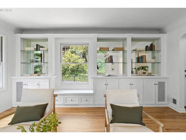 2779 Sw SHERWOOD Dr, Portland, OR 97201