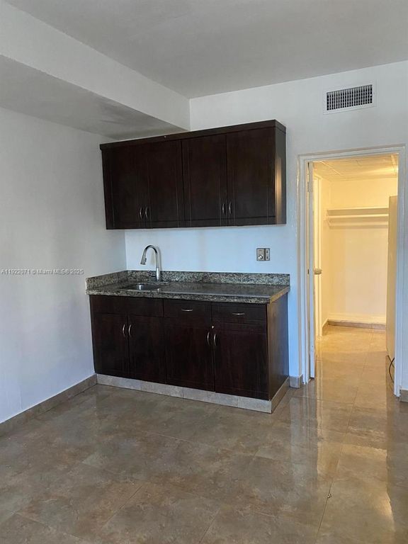 26 Diplomat Pkwy 2208, Hallandale Beach, FL 33009