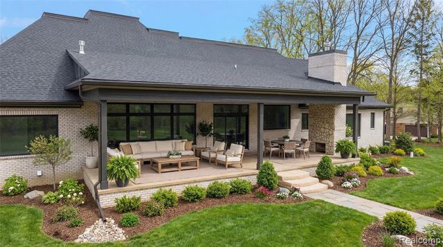 5560 Sheldon Road, Rochester, MI 48306