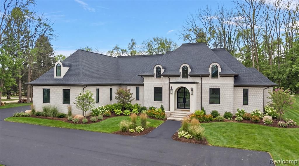 5560 Sheldon Road, Rochester, MI 48306