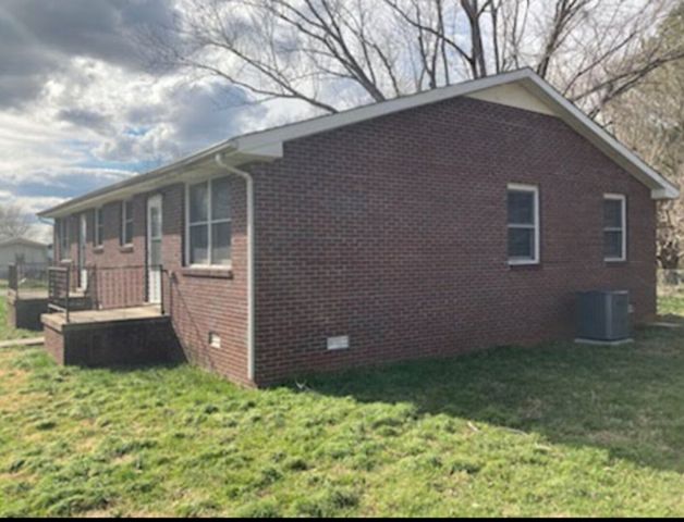 105 Meadow Ln, Oak Grove, KY 42262