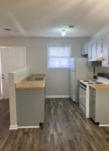 105 Meadow Ln, Oak Grove, KY 42262