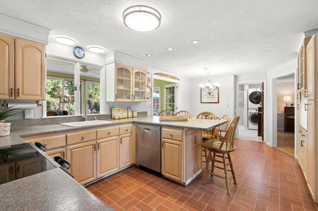 24 Crossbow Ln, North Andover, MA 01845