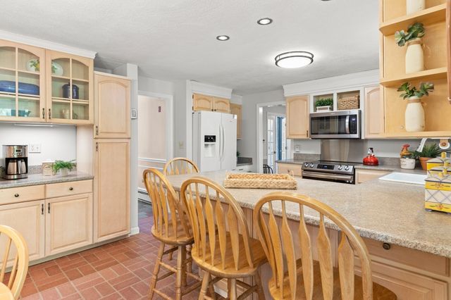 24 Crossbow Ln, North Andover, MA 01845