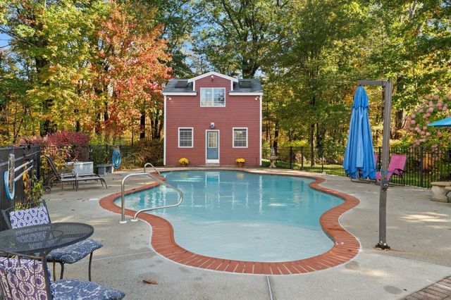 24 Crossbow Ln, North Andover, MA 01845