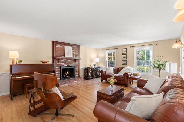 24 Crossbow Ln, North Andover, MA 01845