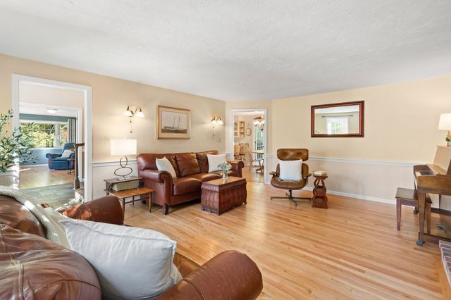 24 Crossbow Ln, North Andover, MA 01845