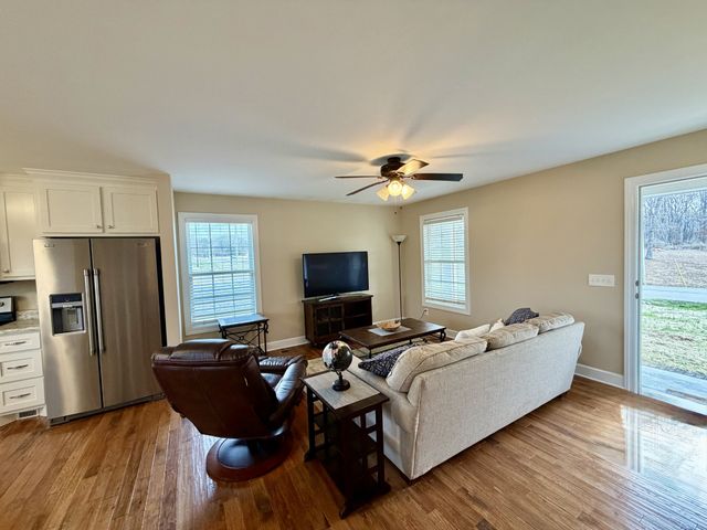 904 Fall River Rd, Lawrenceburg, TN 38464