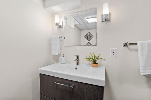 1132 Iowa Avenue W, Saint Paul, MN 55108