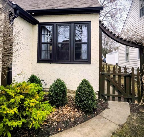 1132 Iowa Avenue W, Saint Paul, MN 55108