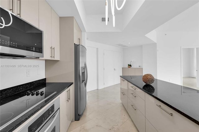 3131 NE 188th St 2-1005, Aventura, FL 33180