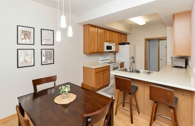 500 N Valley Drive 403, Des Moines, IA 50312