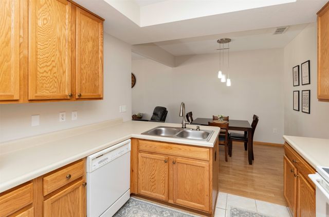 500 N Valley Drive 403, Des Moines, IA 50312