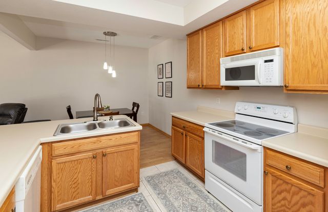 500 N Valley Drive 403, Des Moines, IA 50312