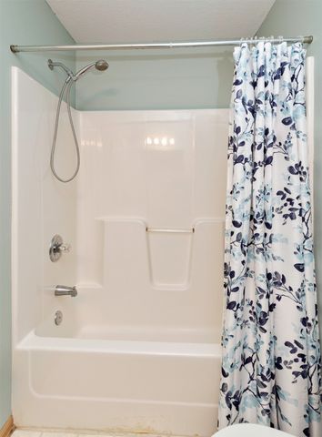 500 N Valley Drive 403, Des Moines, IA 50312