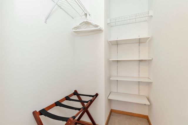 500 N Valley Drive 403, Des Moines, IA 50312