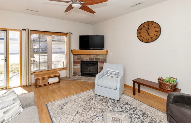 500 N Valley Drive 403, Des Moines, IA 50312