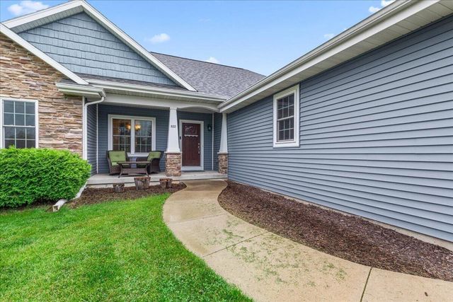 453 Western COURT, West Bend, WI 53095