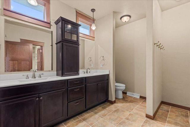 453 Western COURT, West Bend, WI 53095