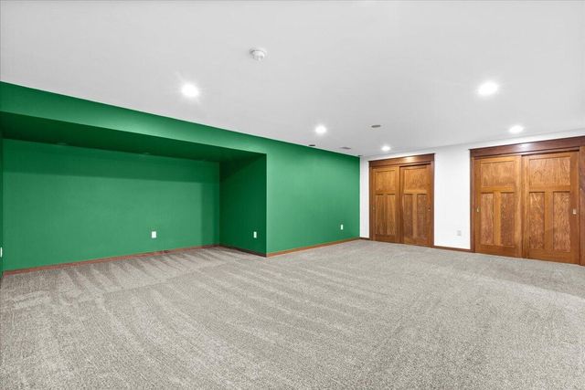 453 Western COURT, West Bend, WI 53095