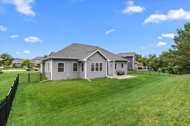 453 Western COURT, West Bend, WI 53095