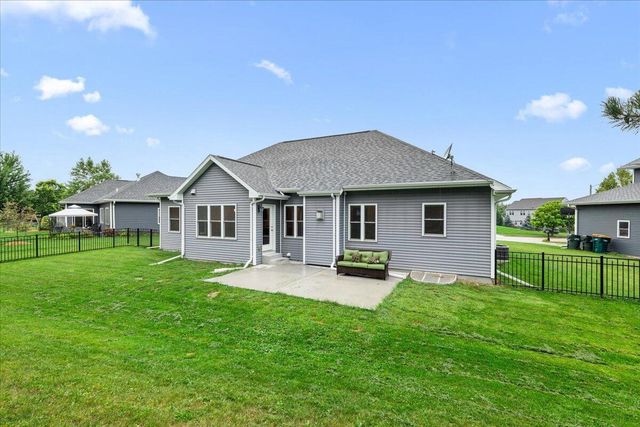 453 Western COURT, West Bend, WI 53095