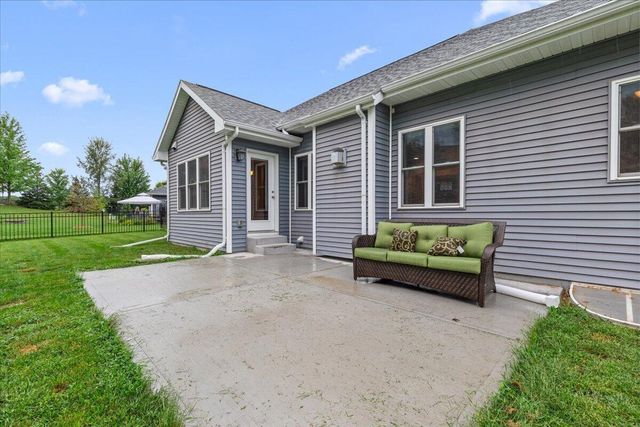 453 Western COURT, West Bend, WI 53095