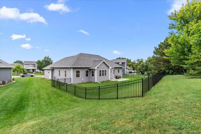 453 Western COURT, West Bend, WI 53095